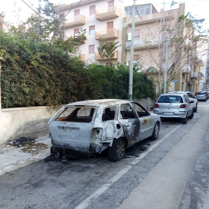 L'auto incendiata in via Massimo D'Azeglio