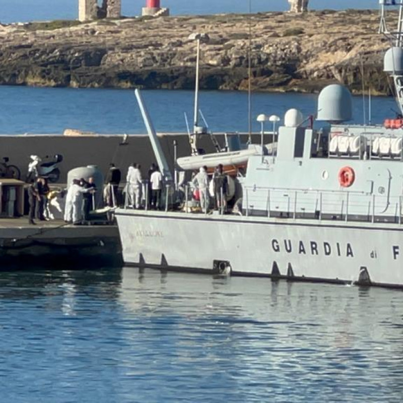 Uno sbarco al molo Favarolo di Lampedusa