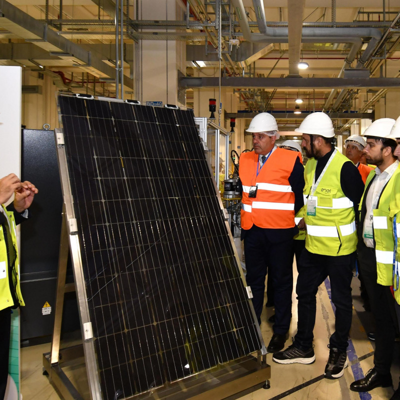 L'inaugurazione di un impianto Enel Green Power per la produzione di pannelli fotovoltaici (foto d'archivio)