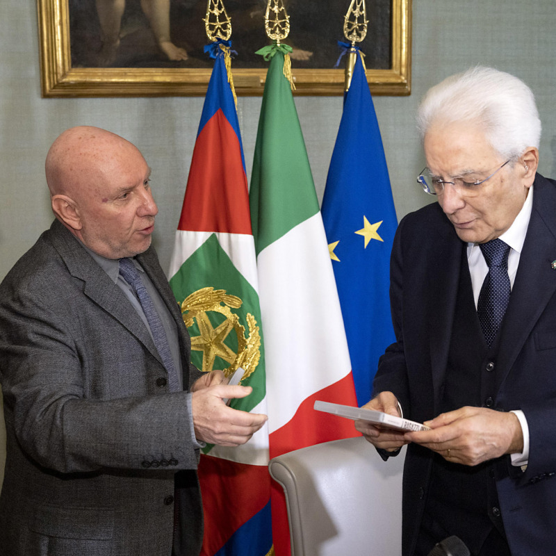 Il presidente della Repubblica Sergio Mattarella riceve il dvd del film "I ragazzi delle scorte"