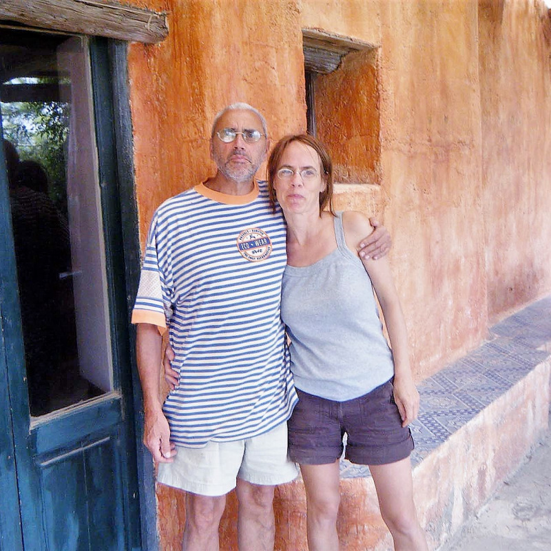 Il proprietario Pippo Cafarella con la moglie sulla terrazza della Casa del Postino