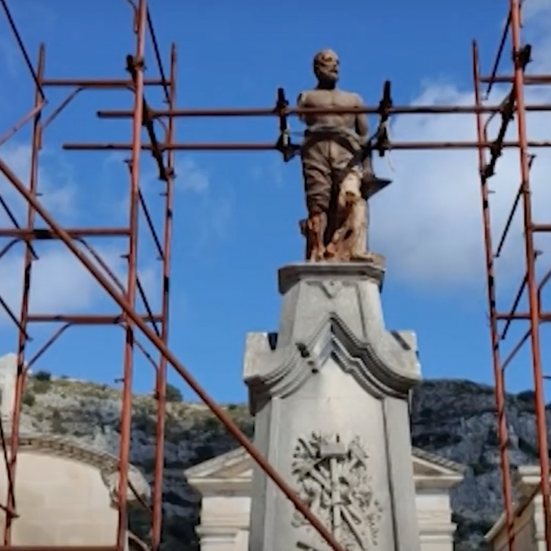 Statua dei "picialuori" al cimitero di Ragusa