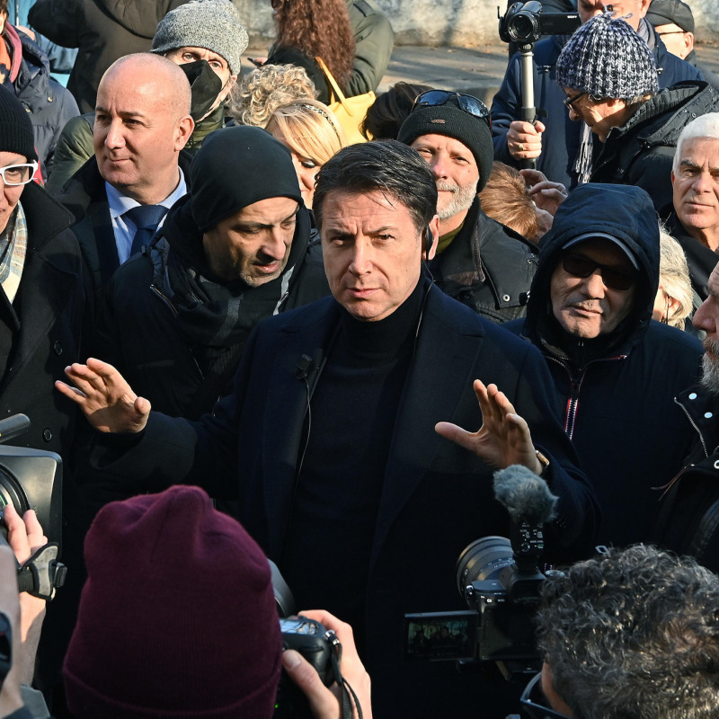 La visita a Torino del presidente del M5s Giuseppe Conte (foto Alessandro Di Marco/Ansa)