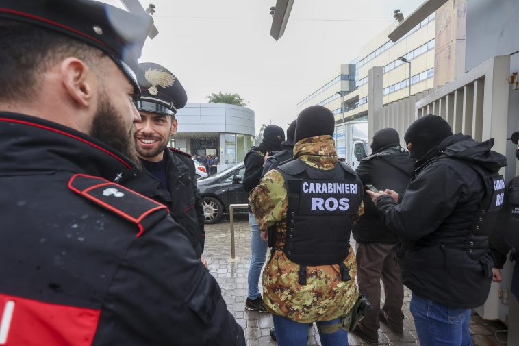 Arrêtez Matteo Messina Denaro les carabiniers del Ros devant la clinique de la Maddalena où il a été capturé 