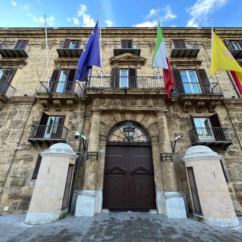 Bandiere a mezza asta a Palazzo d'Orleans per Biagio Conte