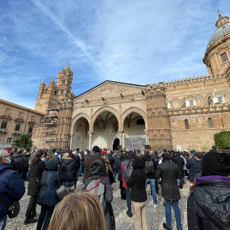 L'esterno della cattedrale di Palermo in occasione dei funerali di Biagio Conte
