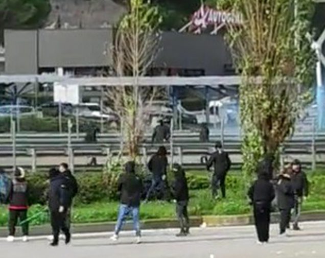 Les affrontements entre supporters de Roma et Napoli dans la zone de service de Badia al Pino, près d'Arezzo, sur l'Autostrada del Sole