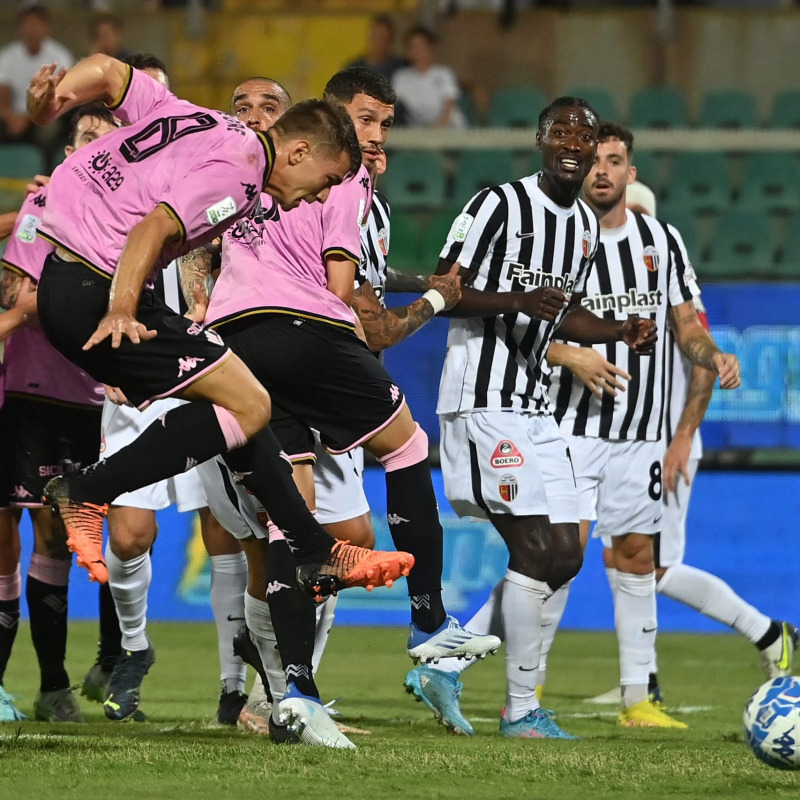 Il gol di Segre nella partita d'andata dello scorso anno tra Palermo e Ascoli