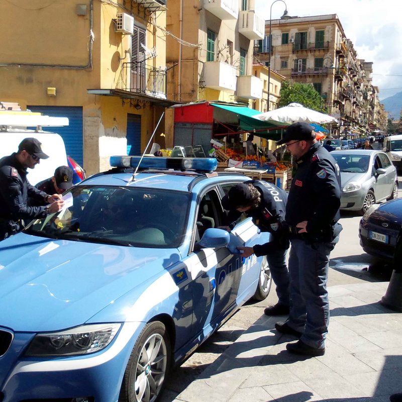 Polizia in azione al Borgo Vecchio in una foto d'archivio