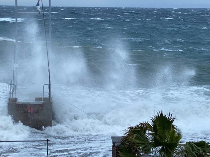 Maltempo, il ciclone Nikola sulla Sicilia orientale: blackout a Siracusa,  spazzaneve in azione - Giornale di Sicilia