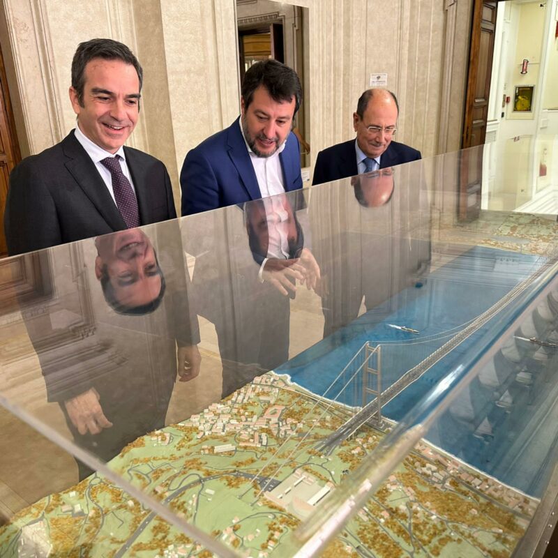 Salvini mostra il plastico del Ponte a Schifani e Occhiuto