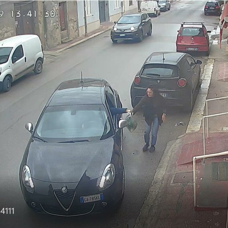 Lorena Lanceri accanto all'auto di Matteo Messina Denaro ripresa dalle telecamere della strada