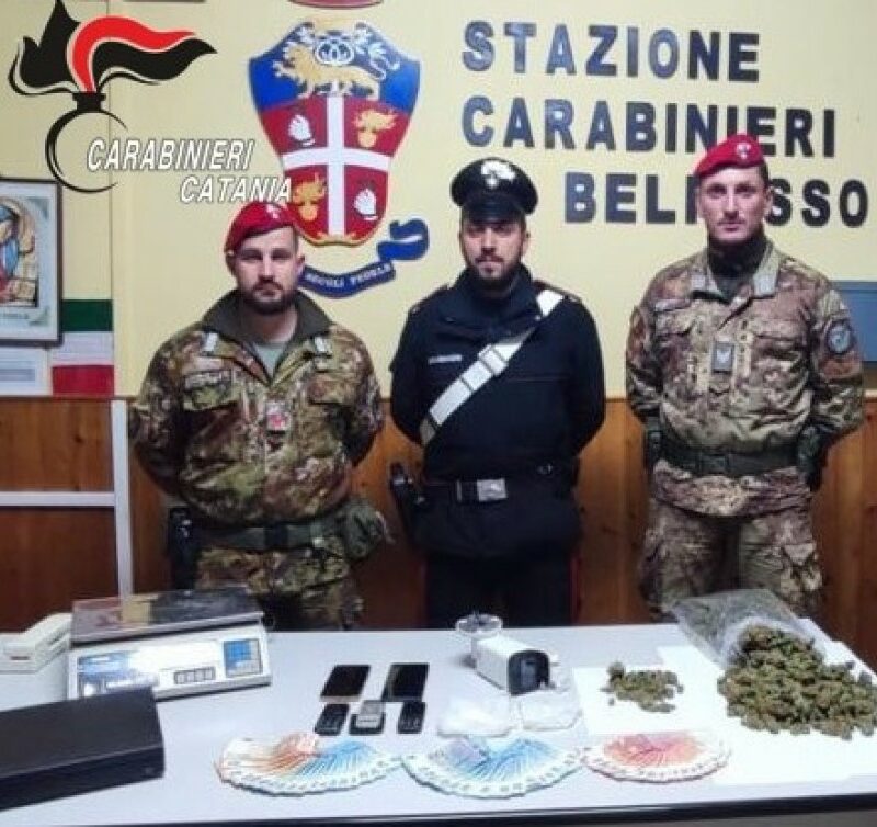 I carabinieri di Belpasso con la droga e i materiali sequestrati