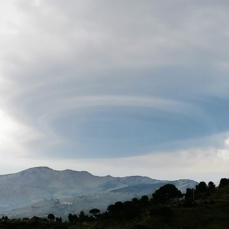 Spettacolo naturale a Calatafimi con la rara nube lenticolare