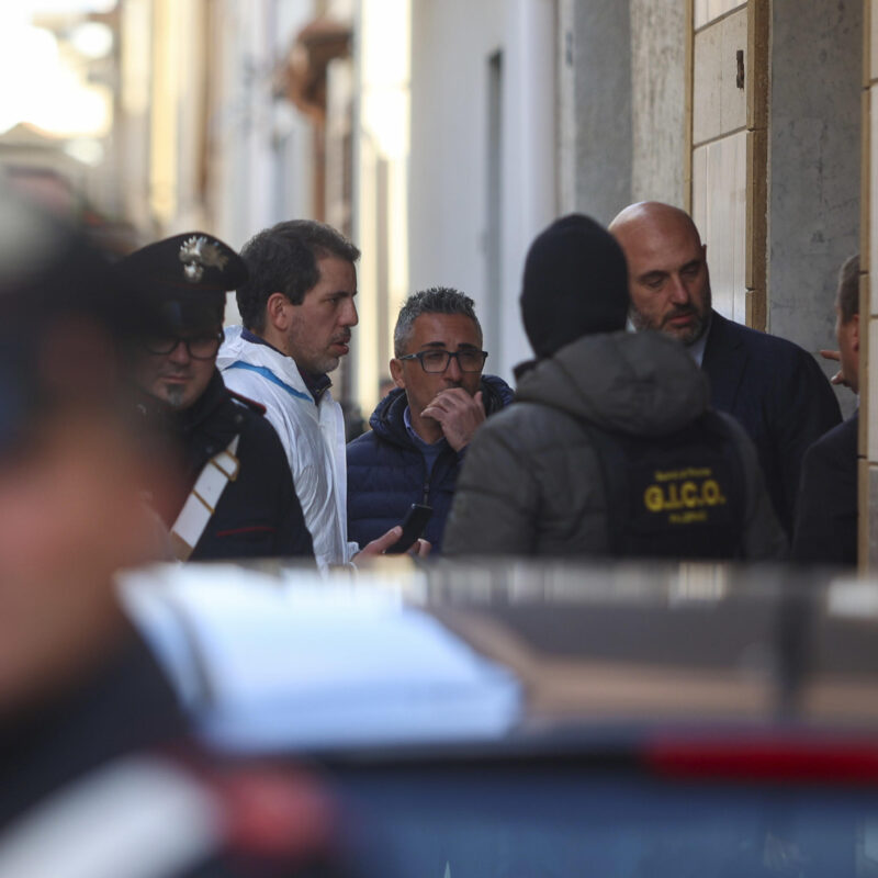Lucio Arcidiacono durante la perquisizione del secondo covo del boss Matteo Messina Denaro