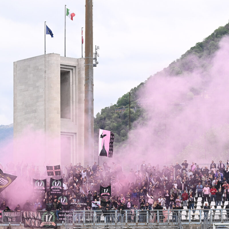 Como 30/04/2023: tifosi del Palermo durante la partita di Serie B Como vs Palermo allo Stadio Giuseppe Sinigaglia di Como(Foto Tullio Puglia)