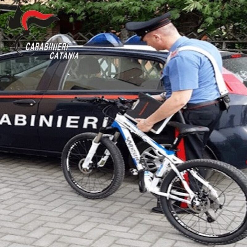 I carabinieri con la bicicletta presa di mira