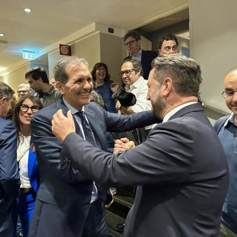 L'abbraccio fra Enrico Trantino, che conquista la poltrona di sindaco di Catania, e Giancarlo Cancelleri