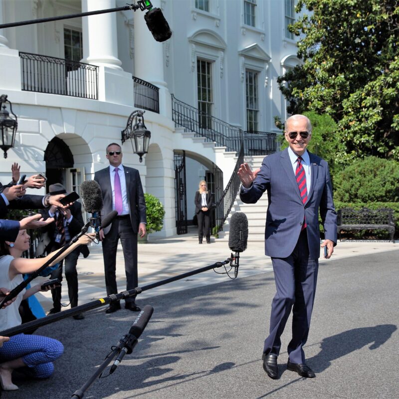 Il presidente Biden sorridente alla Casa Bianca