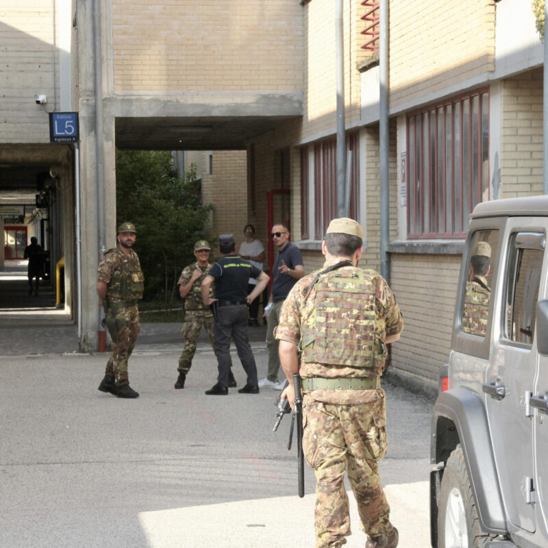 Militari sorvegliano le uscite allesterno dellospedale San Salvatore dellAquila dove è ricoverato il boss Mattia Messina Denaro, 27 giugno 2023. ANSA/ CLAUDIO LATTANZIO