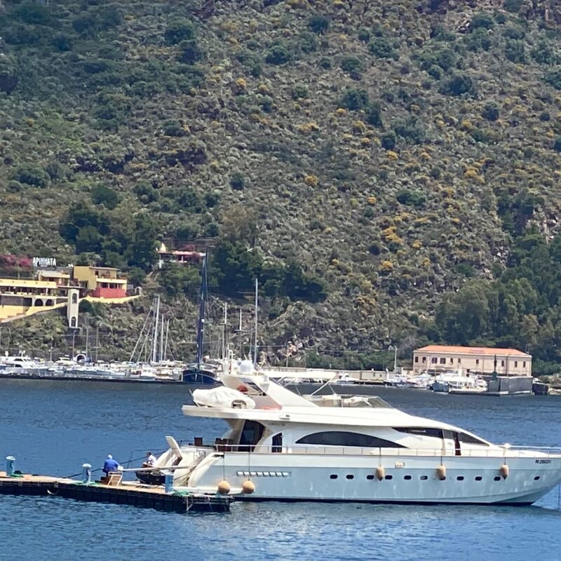 Lo yacht di Nick Scali a Lipari (foto Notiziarioeolie.it)