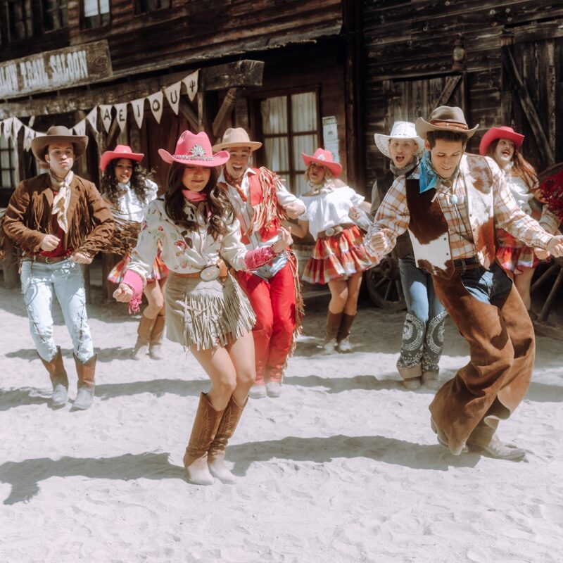 Un momento del video del brano La canzone del cowboy