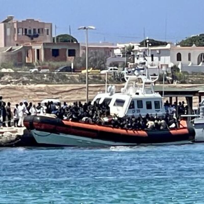 Le motovedette della Capitaneria di Porto impegnate per recuperare migranti in mare, Lampedusa, 28 giugno 2023. The patrol boats of the Port Authority engaged in recovering migrants at sea, in Lampedusa, Italy, 28 June 2023. ANSA/ ELIO DESIDERIO