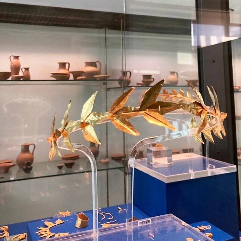 Le nuove corone d'oro al museo di Lipari (foto Notiziarioeolie.it)
