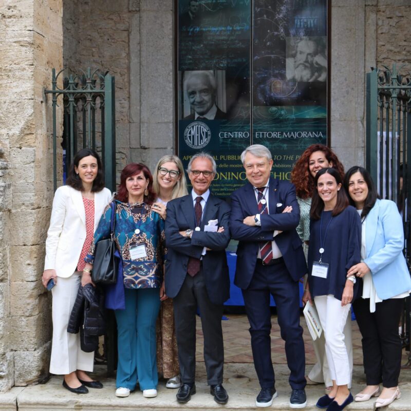 Nella foto i professori Marcello Ciaccio, Mario Plebani, la dottoressa Luisa Agnello e alcune partecipanti al corso