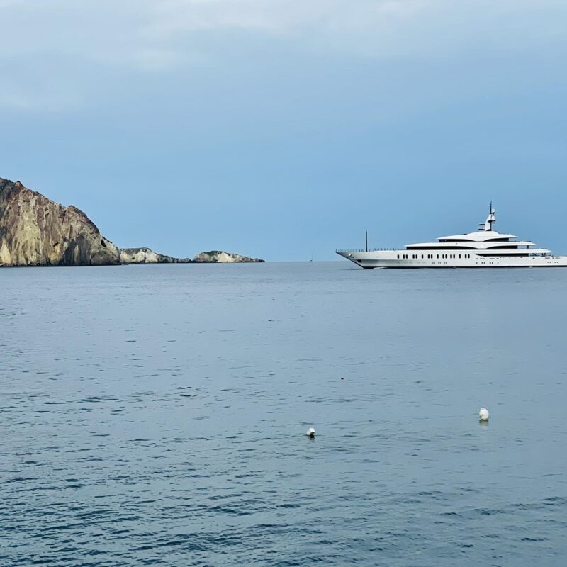 Il mega yacht IJE (foto notiziarioeolie.it)