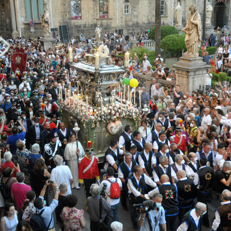 La processione religiosa dell'urna con le spoglie di Santa Rosalia al Festino2022 (Foto Militello Mirto)