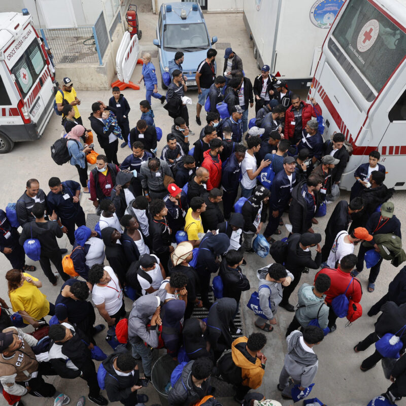 Migranti allÂ?interno dellÂ?hotspot di Lampedusa, gestito dalla Croce Rossa Italiana, Lampedusa (Agrigento), 14 giugno 2023. Sono 284 i migranti che, all'alba, risultavano essere ospiti dell'hotspot di Lampedusa dove ieri ci sono stati 8 sbarchi con complessive 193 persone. (Sbarco, trasferimento)ANSA/VINCENZO LIVIERIMigrants inside the Lampedusa hotspot, managed by the Italian Red Cross, Lampedusa (Agrigento), 14 June 2023. At dawn, 284 migrants appeared to be guests of the Lampedusa hotspot where yesterday there were 8 landings with a total of 193 people. ANSA/VINCENZO LIVIERI
