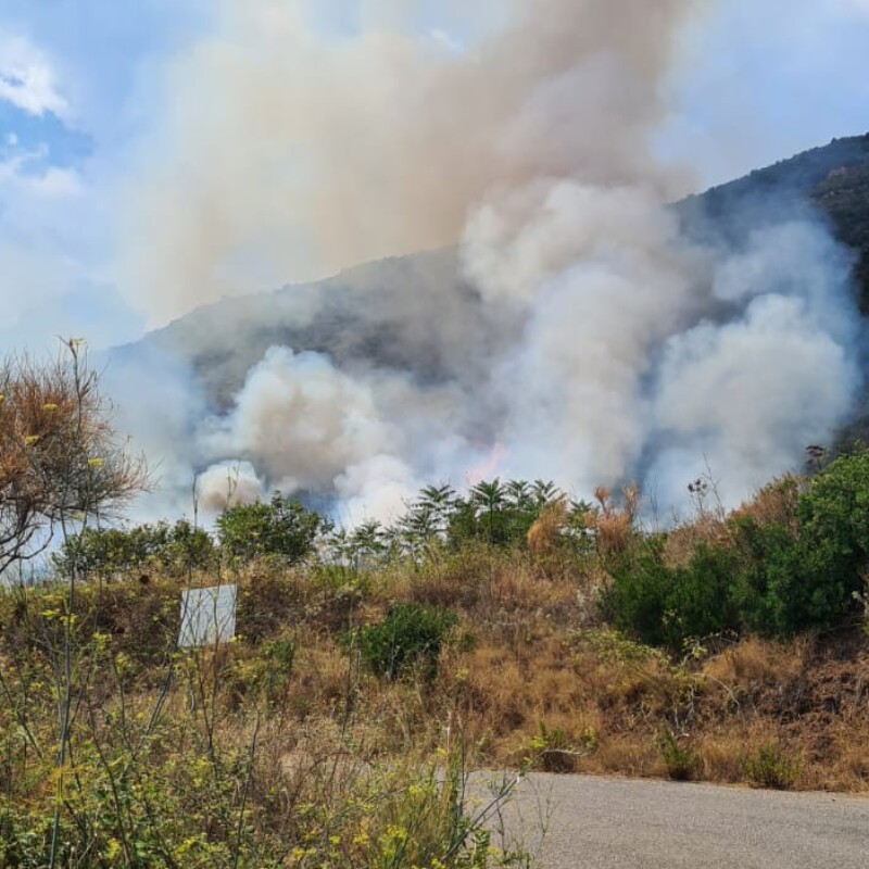 Incendio a Filicudi (foto notiziarioeolie.it)