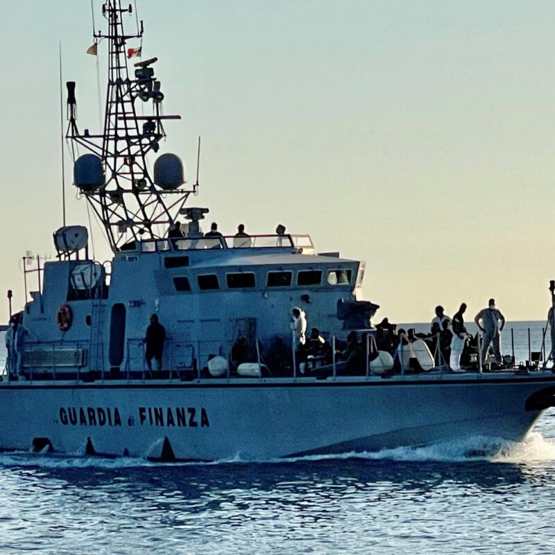 Motovedetta della GdF rientra in porto con a bordo 100 migranti, Lampedusa, 09 agosto 2023./// A Police patrol boat returns to port with 100 migrants on board, in Lampedusa, southern Italy, 09 August 2023. Meanwhile, a new shipwreck occurred off Lampedusa; survivors have reported that 41 people died in the latest in a long series of shipwrecks in the Strait of Sicily, sources said Wednesday. The four survivors, three men and a woman, were saved by a Bulk Carrier, the Rimona, and then transferred to a Coast Guard vessel that took them to the Italian island of Lampedusa on Wednesday. They said three children were among the victims of the disaster.ANSA/ ELIO DESIDERIO