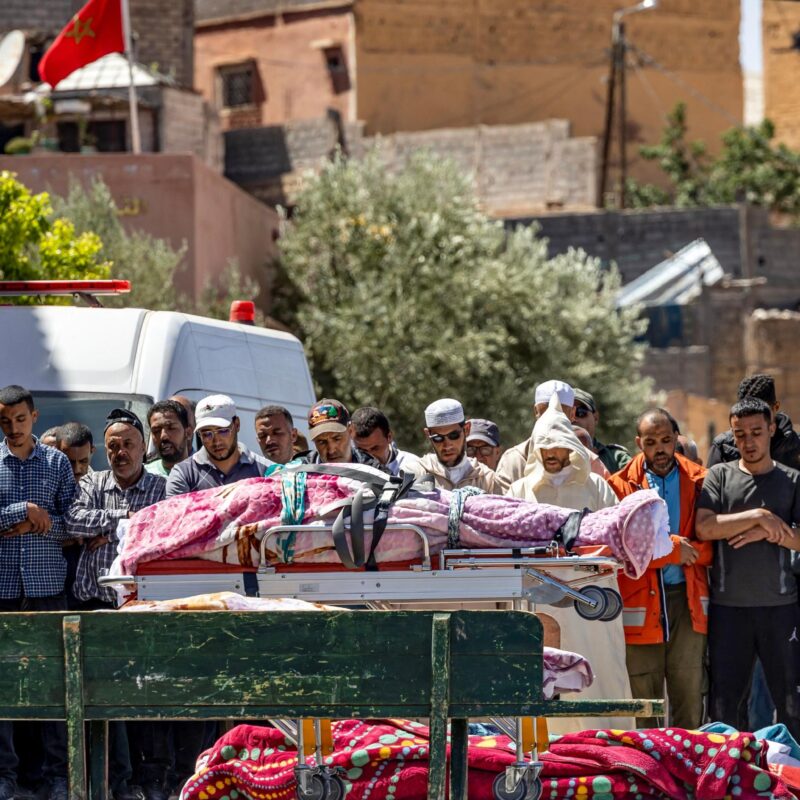 Un momento di preghiera in Marocco devastato dal sisma