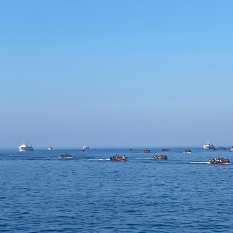 Un barcone pieno di migranti nelle acque di Lampedusa