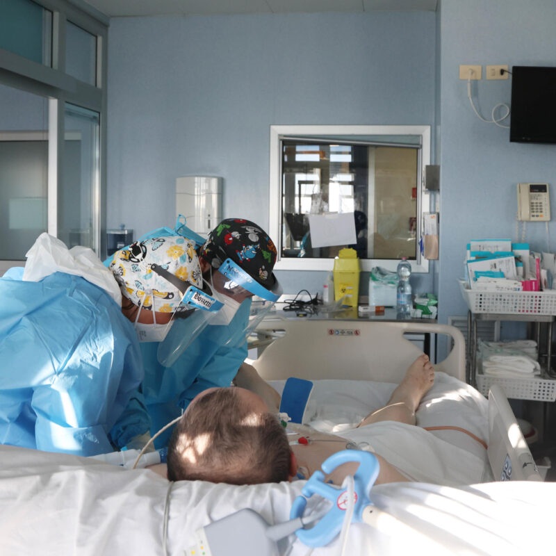 il reparto di terapia intensiva Covid dell Ospedale Maggiore e Oglio Po di Cremona, Cremona 11 gennaio 2022.ANSA/FILIPPO VENEZIA