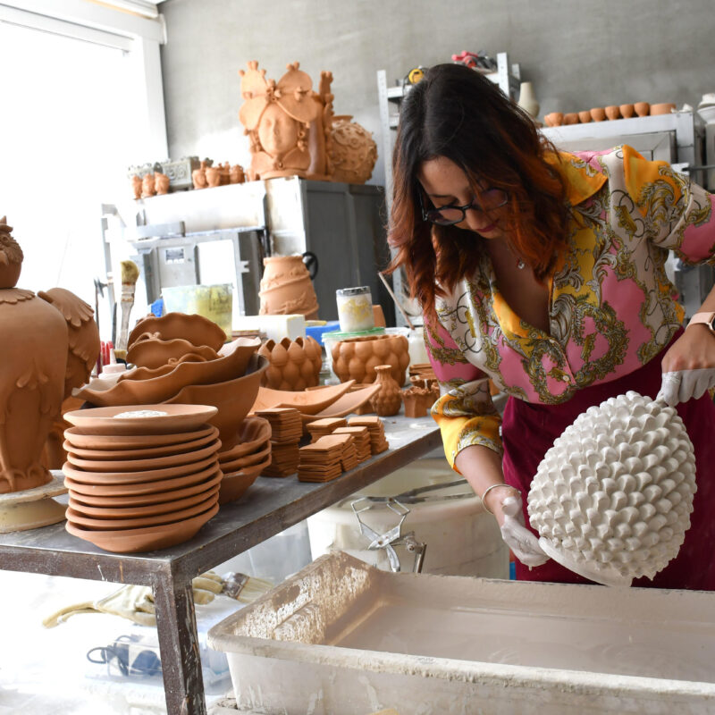 L'artigiana Desirée Delfino nel suo laboratorio di ceramica a Caltagirone
