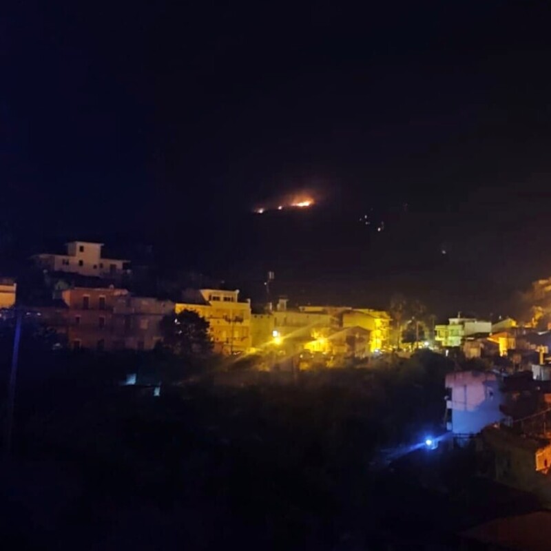Incendio sulle colline a Barcellona Pozzo di gotto