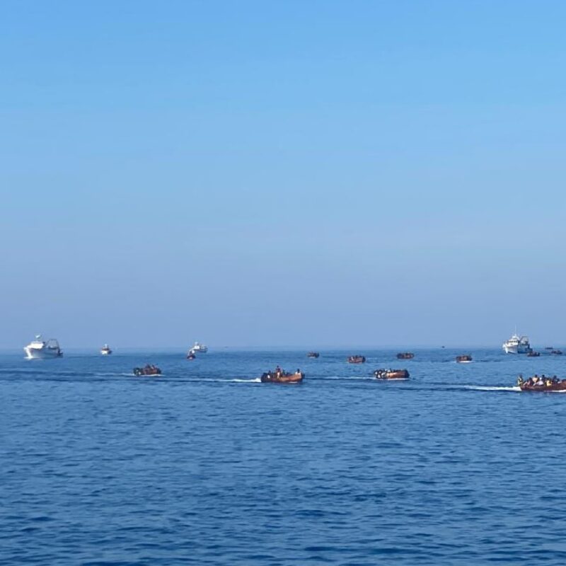 La fila dei barchini in arrivo a Lampedusa in una foto scattata nei giorni scorsi