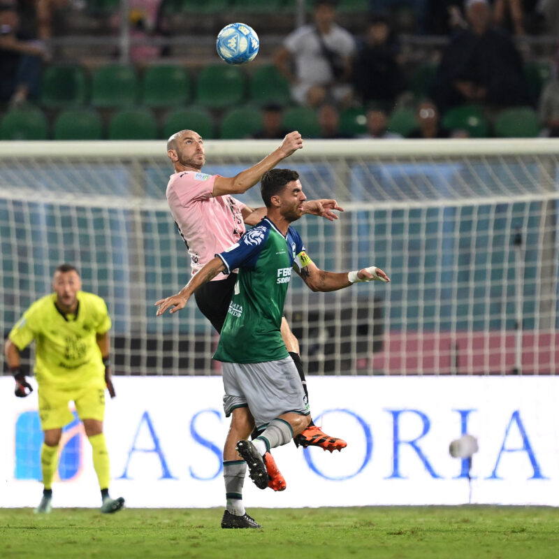 Fabio Lucioni stacca di testa durante la partita contro la Feralpisalò (foto Puglia)