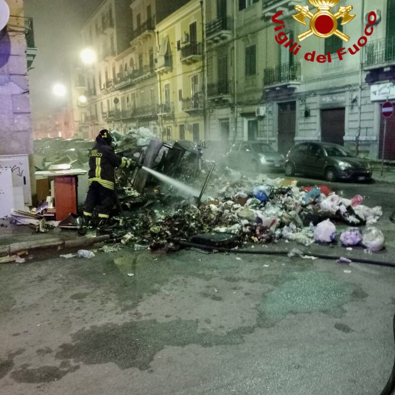 Vigili del fuoco in via Antonio Marinuzzi per spegnere i rifiuti bruciati