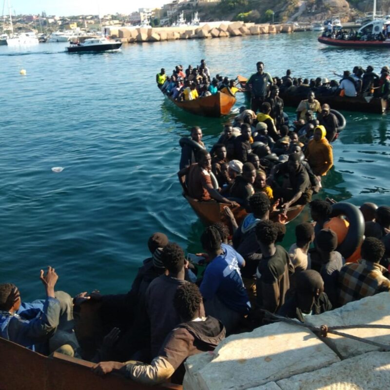Migranti in coda in attesa al molo Favaloro a Lampedusa