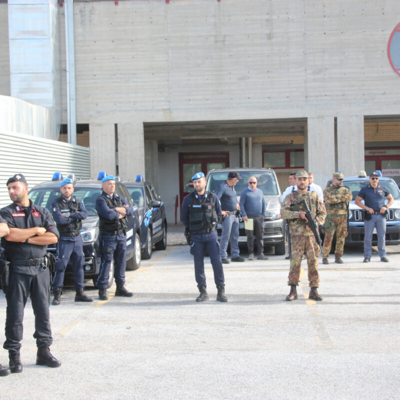 Presenza compatta di tutte le forze dell'ordine fuori dall'obitorio dell'ospedale de l'Aquila dove si trova la salma di Matteo Messina Denaro