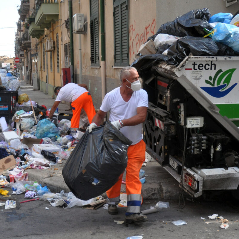 Nella foto via Piave. operatori ecologici rap al lavoro Palermo