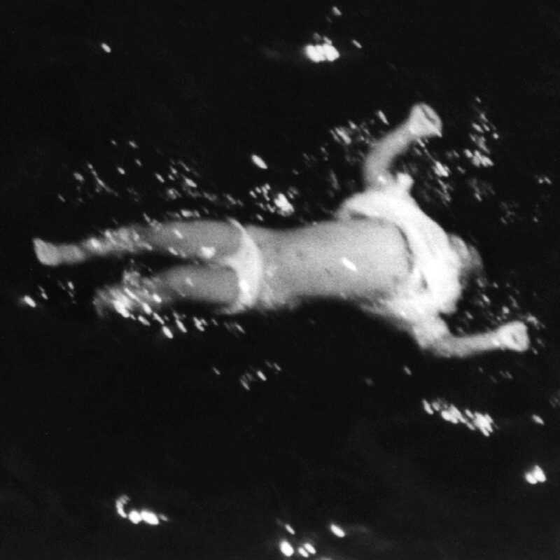 Il corpo di una donna in mare dopo il disastro aereo