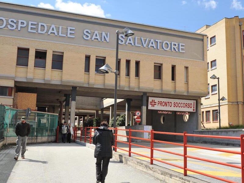 L'ingresso dell'ospedale San Salvatore all'Aquila, 2 aprile 2011. Il terremoto del 6 aprile 2009 provoco' il crollo di parti della struttura provocando disagi e polemiche, cinque persone sono finite sotto inchiesta. ANSA / CLAUDIO LATTANZIO