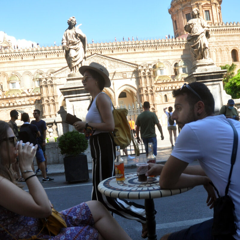 Turisti in un bar davanti alla Cattedrale di Palermo (foto di Alessandro Fucarini)
