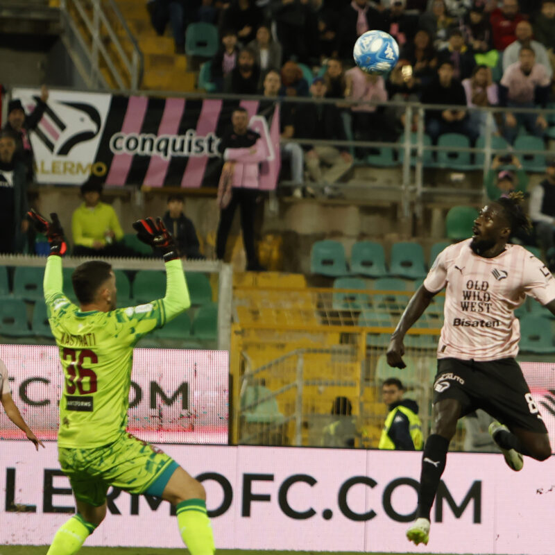 Il colpo di testa di Coulibaly contro il Cittadella, l'unica azione da gol del Palermo in tutta la gara (foto di Tullio Puglia)