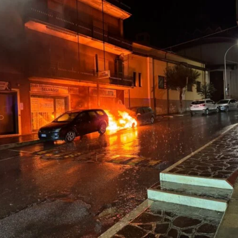 L'auto del giornalista Cristaldi a fuoco